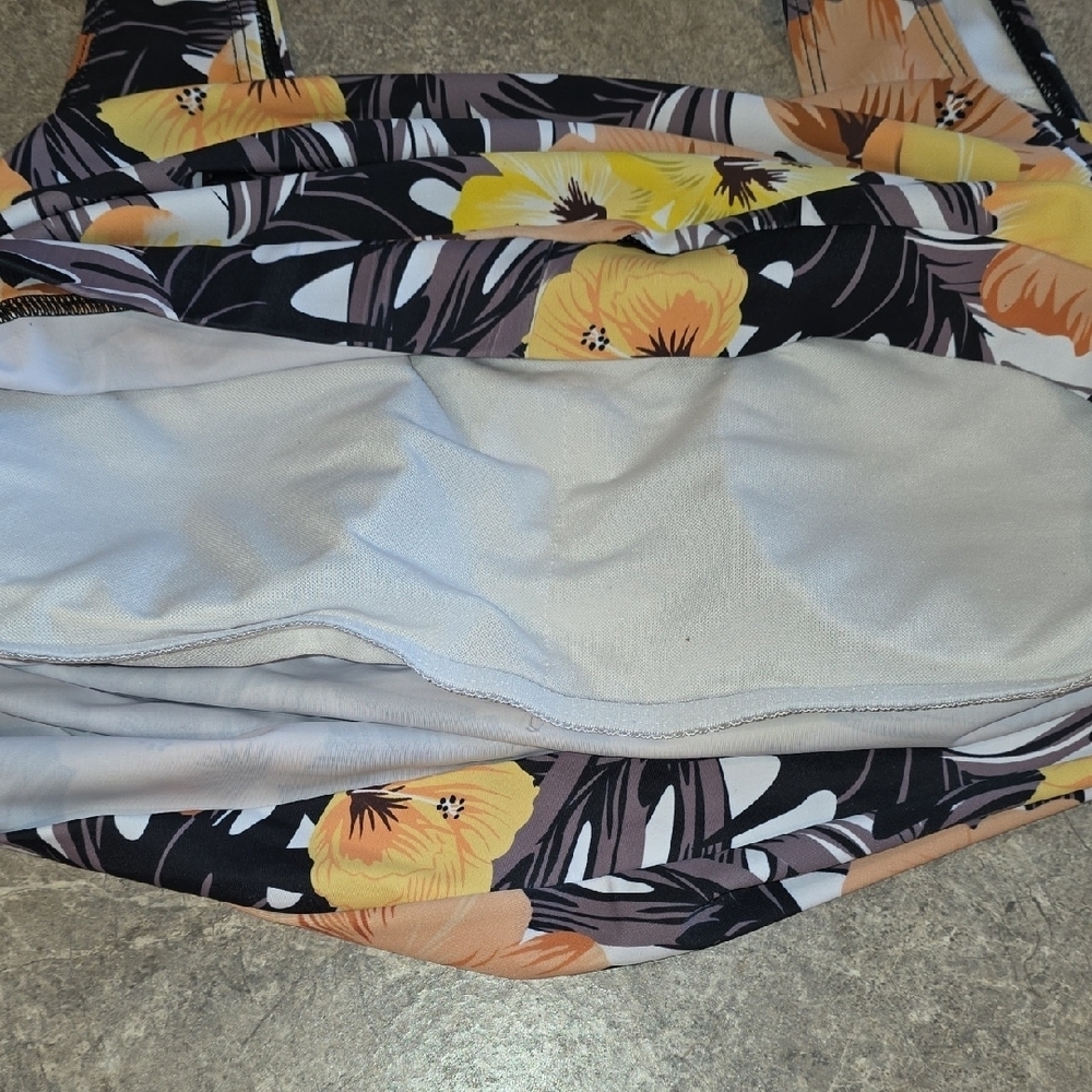 (J35)  Yellow and Black Tie On Side Crop Swim Top Plus Size - Picture 4 of 5